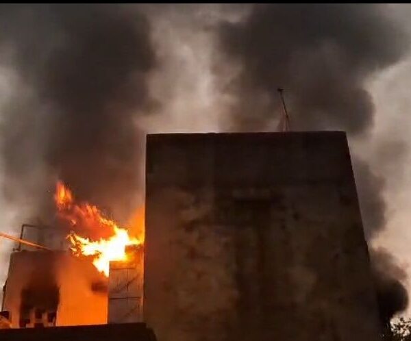 দুর্গাপুরে দোতলা আবাসনে বিধ্বংসী অগ্নিকাণ্ড, ব্যাপক চাঞ্চল্য এলাকায়।