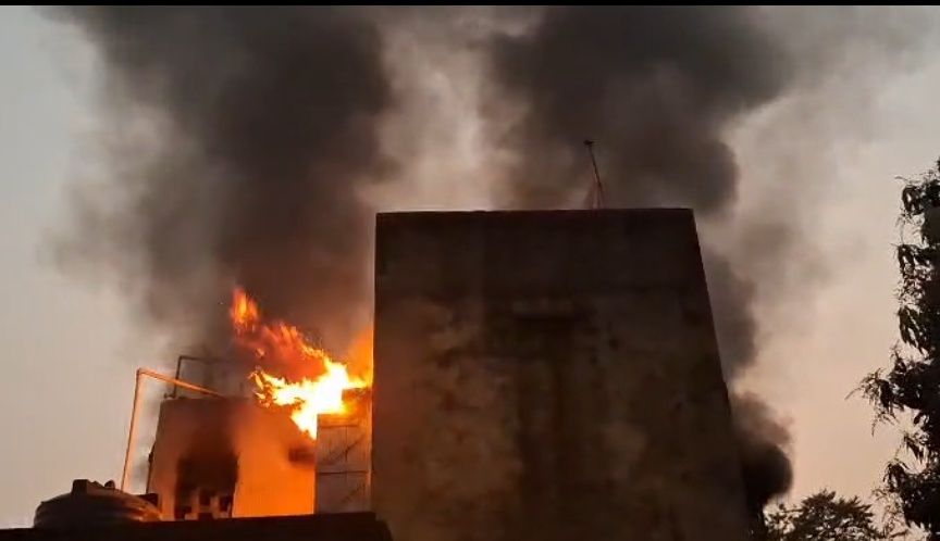 দুর্গাপুরে দোতলা আবাসনে বিধ্বংসী অগ্নিকাণ্ড, ব্যাপক চাঞ্চল্য এলাকায়।